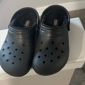 CROCS Kids Black Fuzzy Lined Slippers size 4